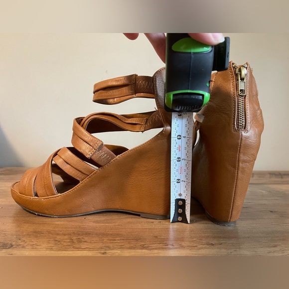 Steve Madden tan wedge sandals - Picture 3 of 5